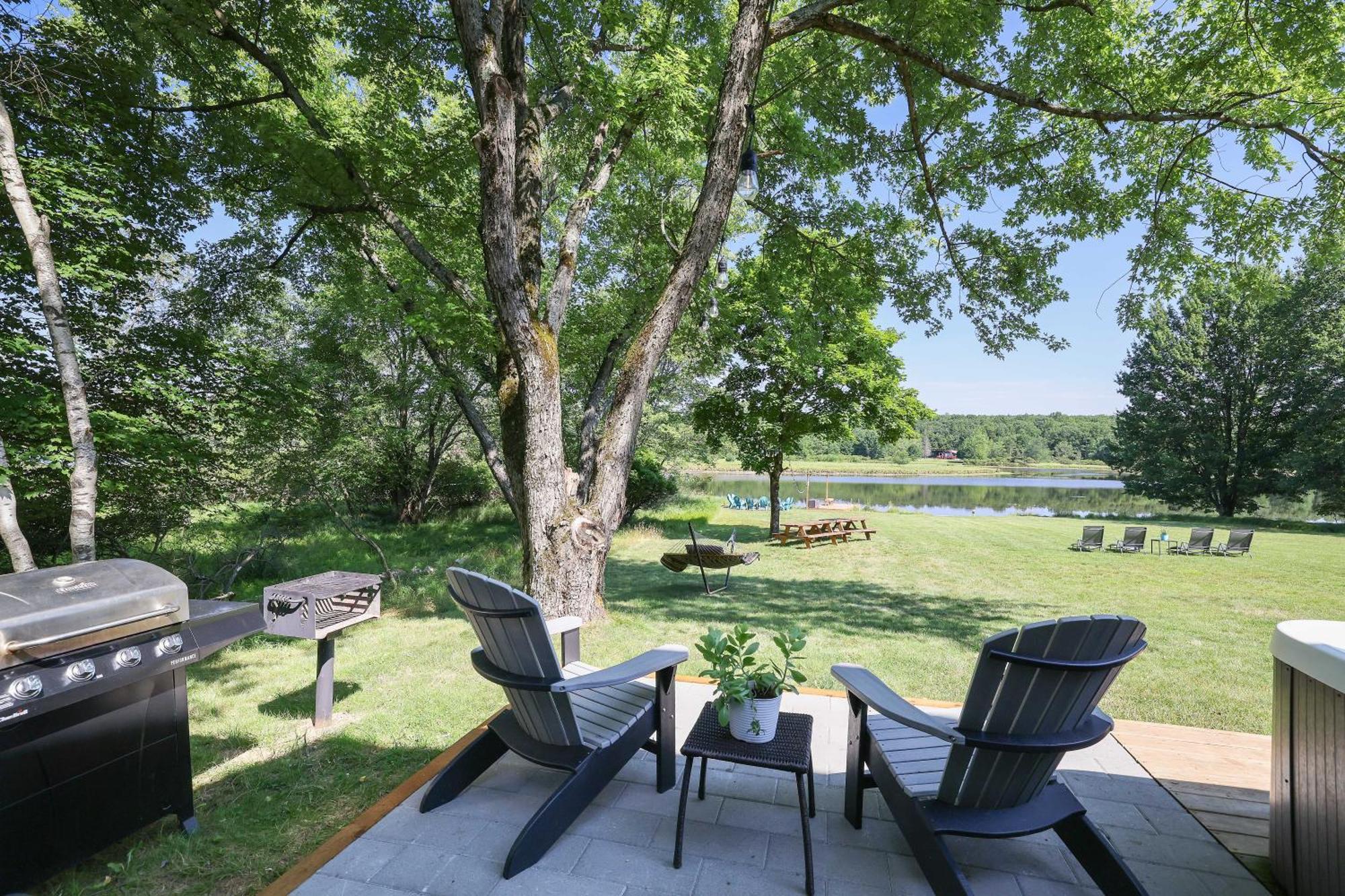 Poconos Brand New Lakefront Oasis 1 Acre, Hottub Gameroom Firepits Talk About Privacy Сasa de vacaciones Albrightsville