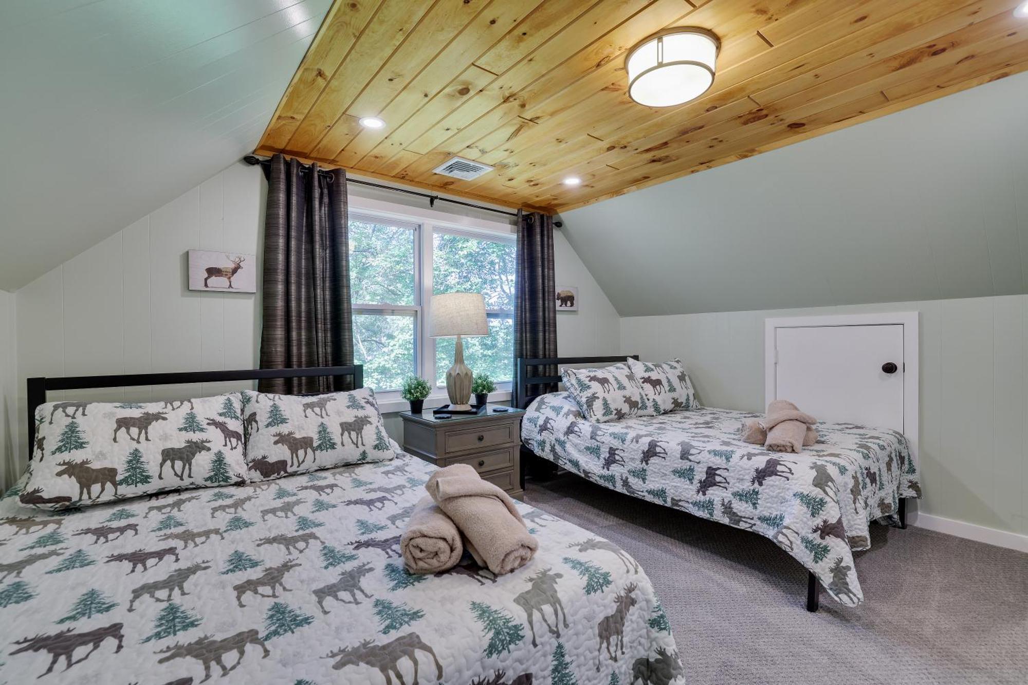 Poconos Brand New Lakefront Oasis 1 Acre, Hottub Gameroom Firepits Talk About Privacy * Albrightsville