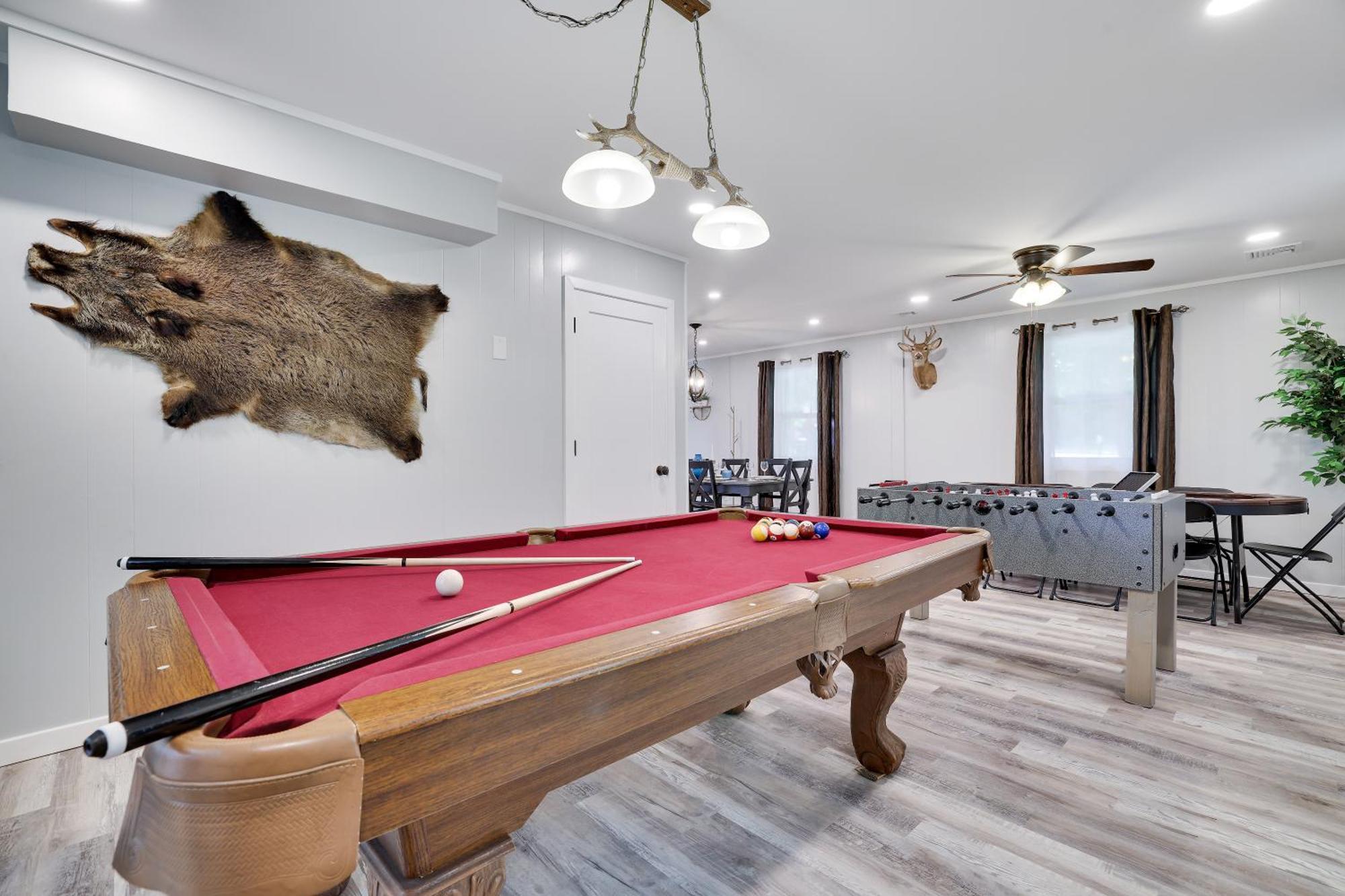 Poconos Brand New Lakefront Oasis 1 Acre, Hottub Gameroom Firepits Talk About Privacy Сasa de vacaciones *