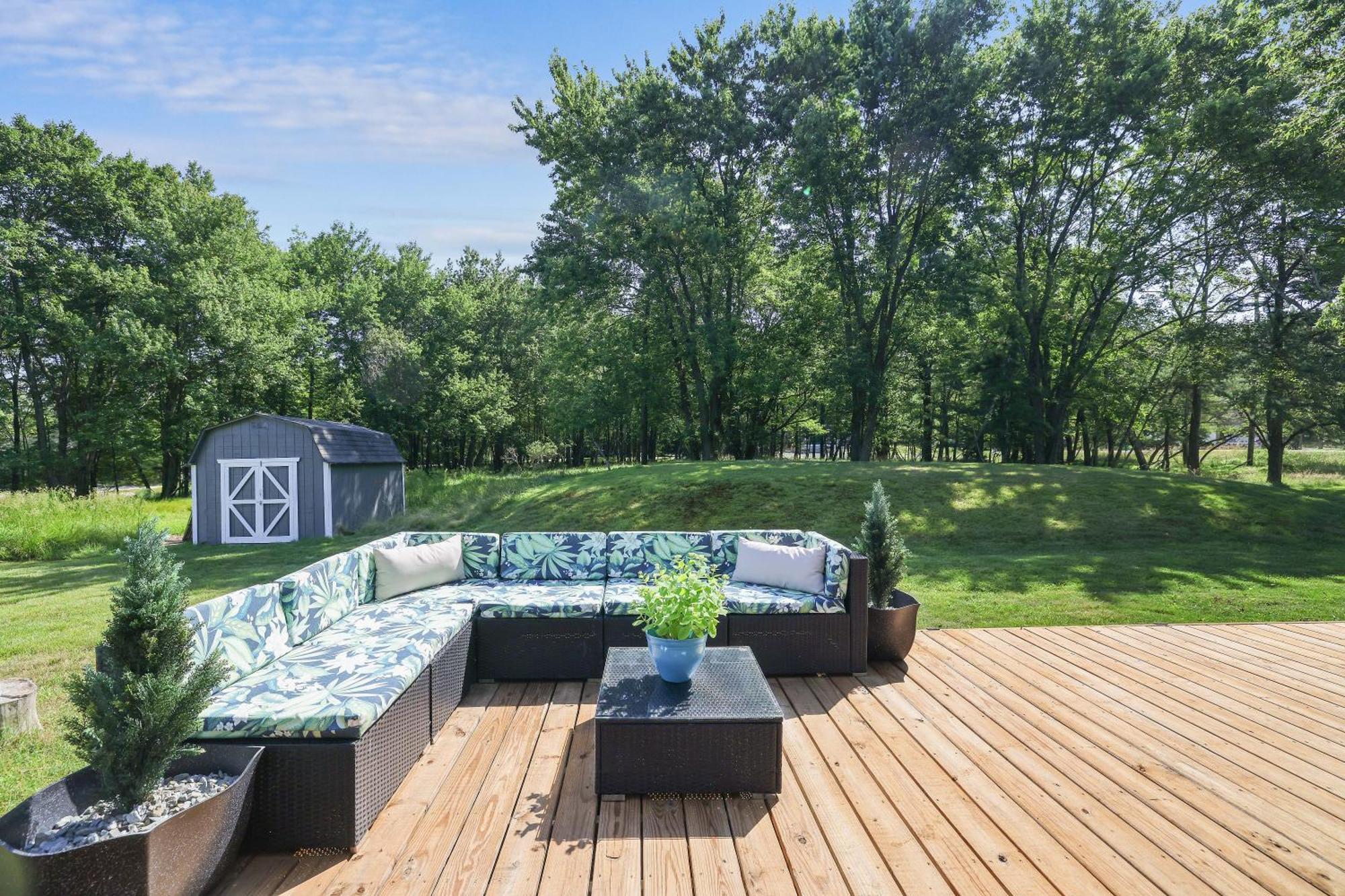Holiday home Poconos Brand New Lakefront Oasis 1 Acre, Hottub Gameroom Firepits Talk About Privacy *