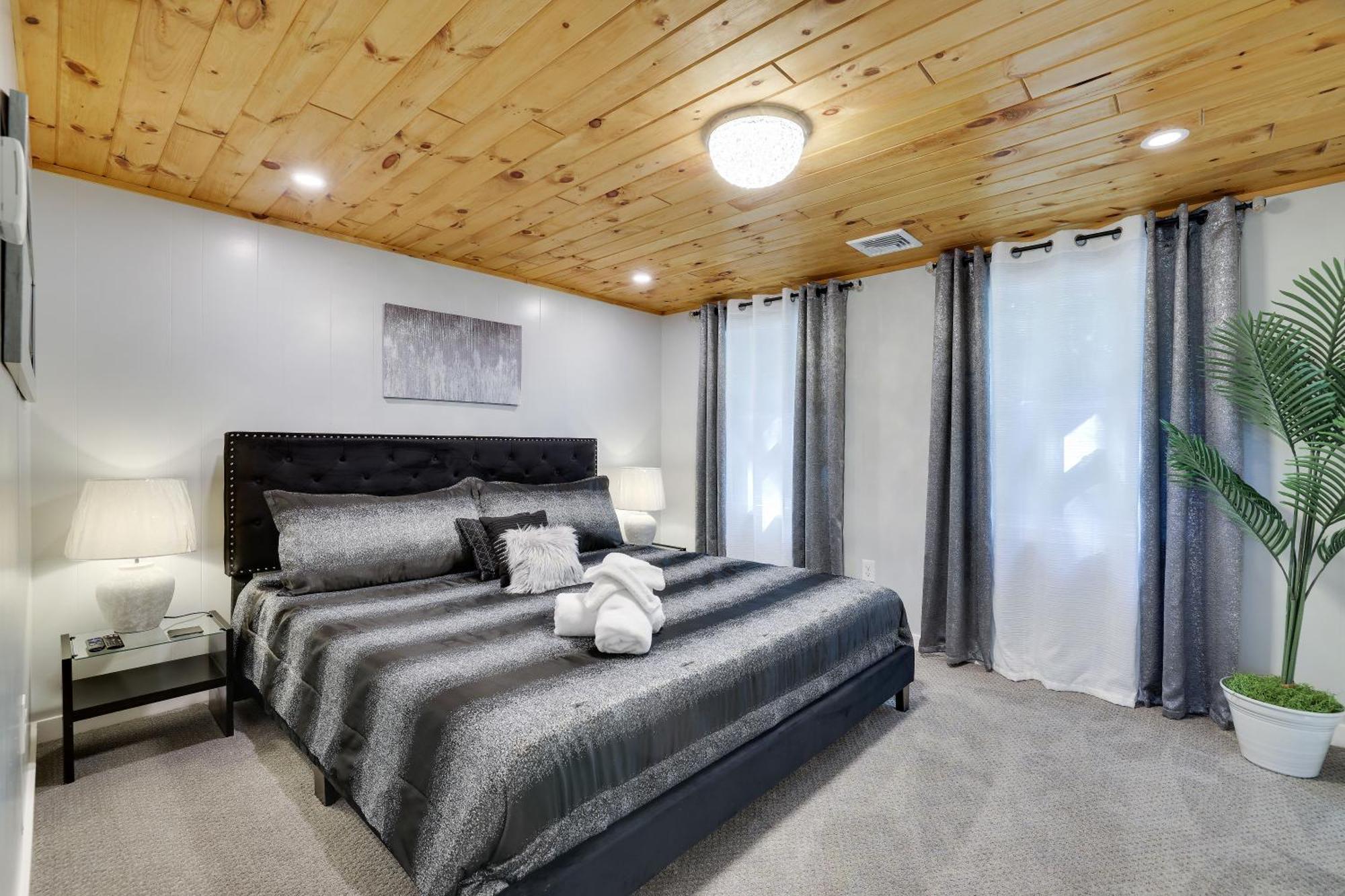 Poconos Brand New Lakefront Oasis 1 Acre, Hottub Gameroom Firepits Talk About Privacy Holiday home Albrightsville