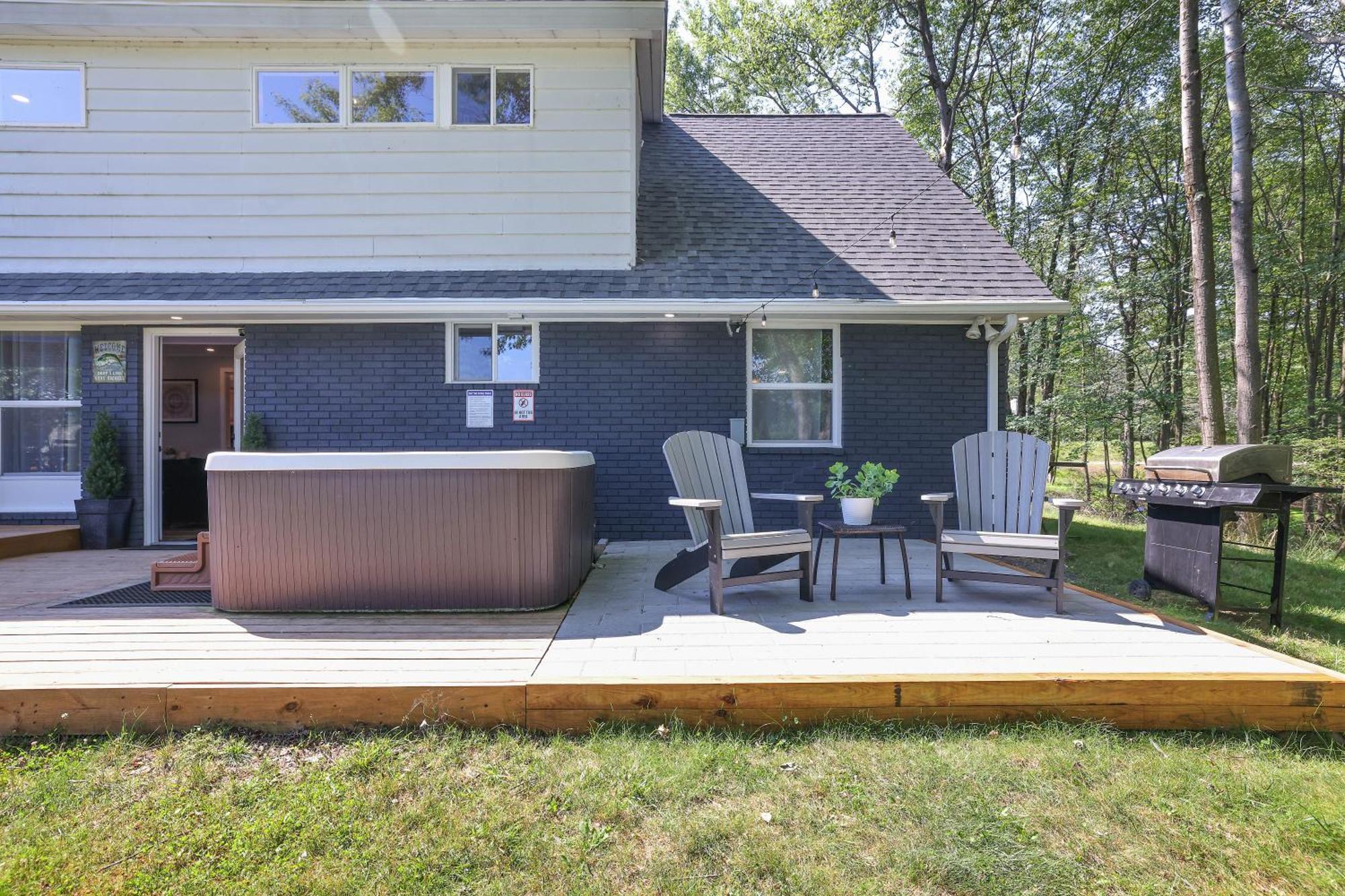 Holiday home Poconos Brand New Lakefront Oasis 1 Acre, Hottub Gameroom Firepits Talk About Privacy Albrightsville