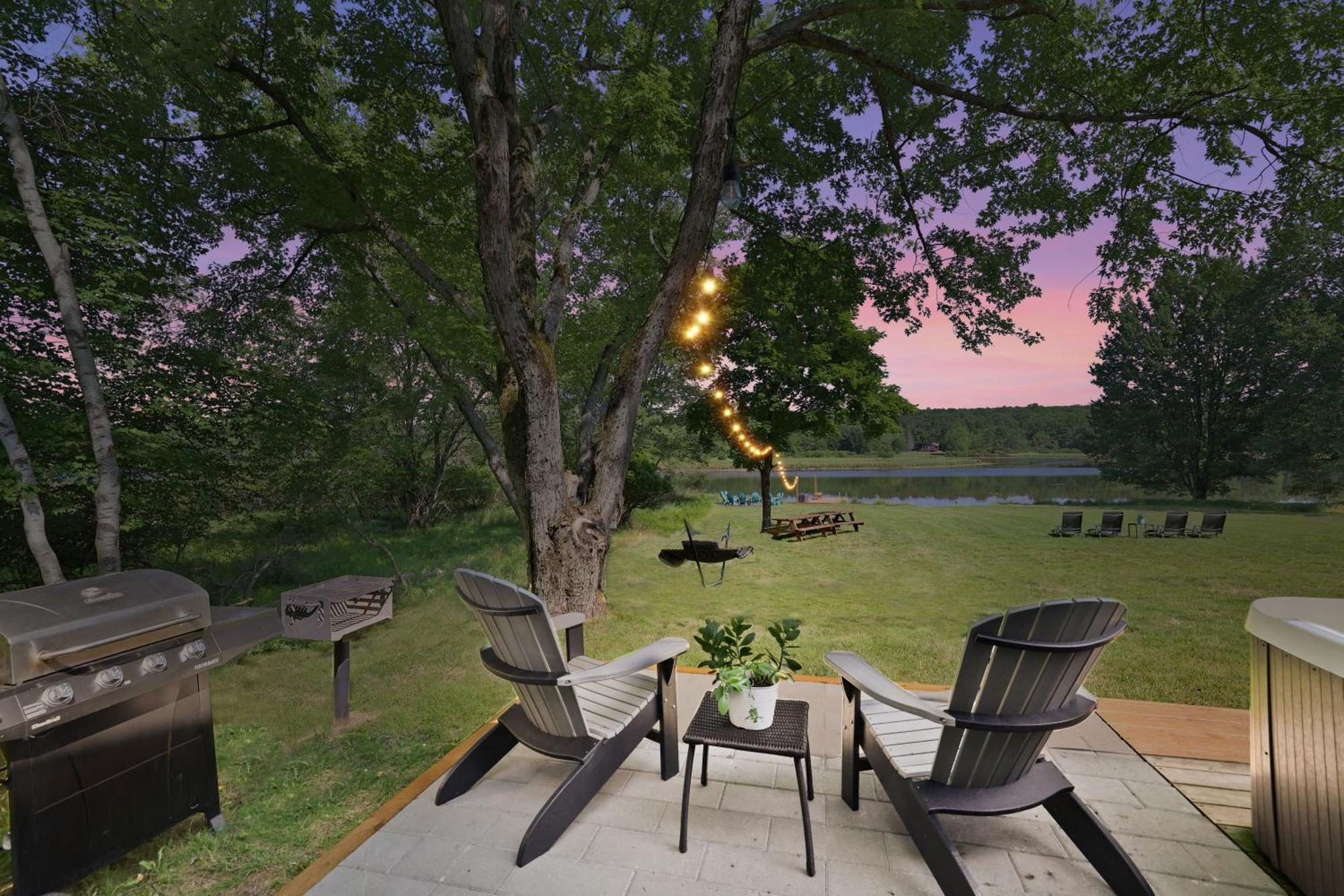 Poconos Brand New Lakefront Oasis 1 Acre, Hottub Gameroom Firepits Talk About Privacy Holiday home Albrightsville