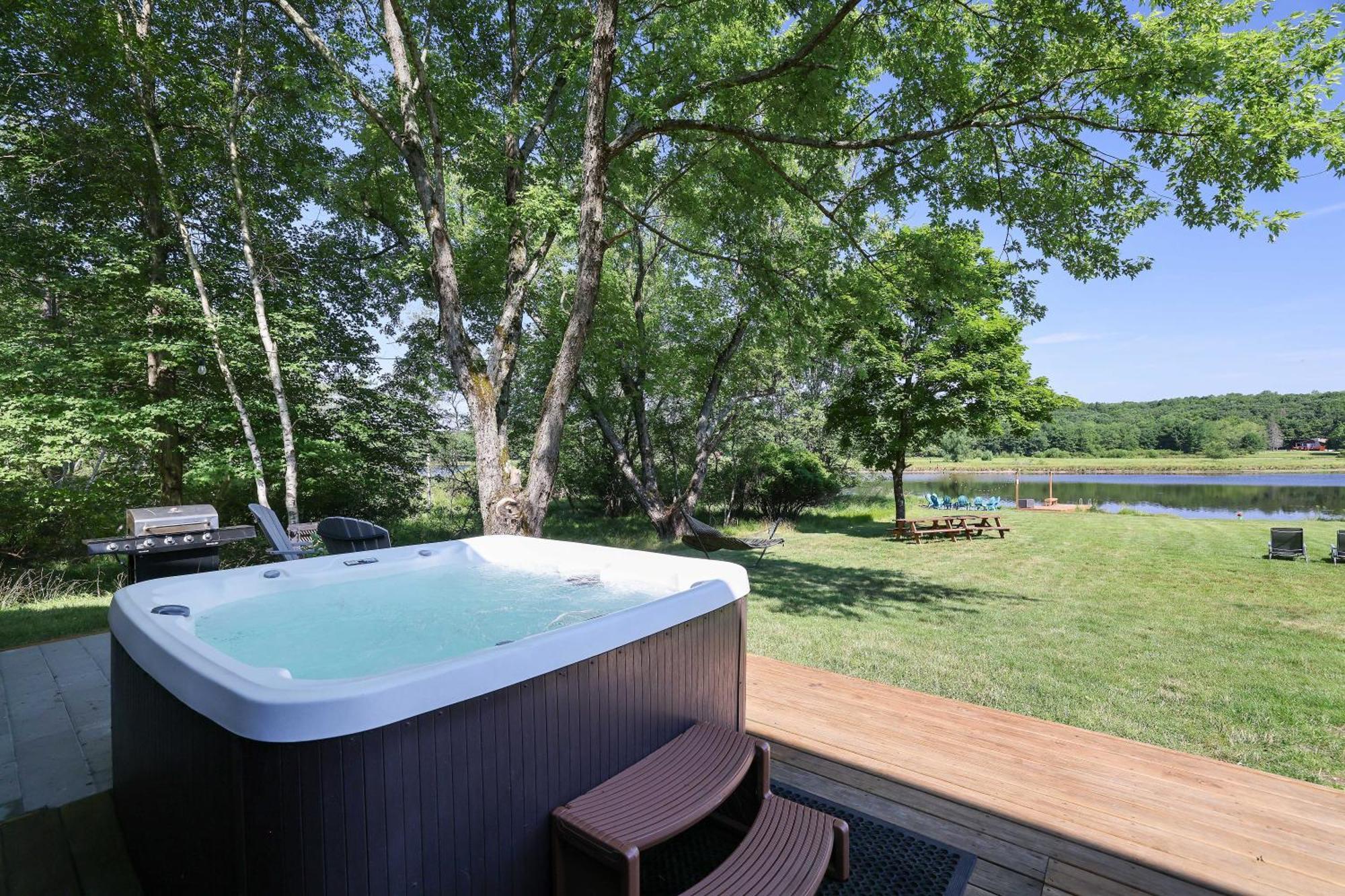 Holiday home Poconos Brand New Lakefront Oasis 1 Acre, Hottub Gameroom Firepits Talk About Privacy Albrightsville